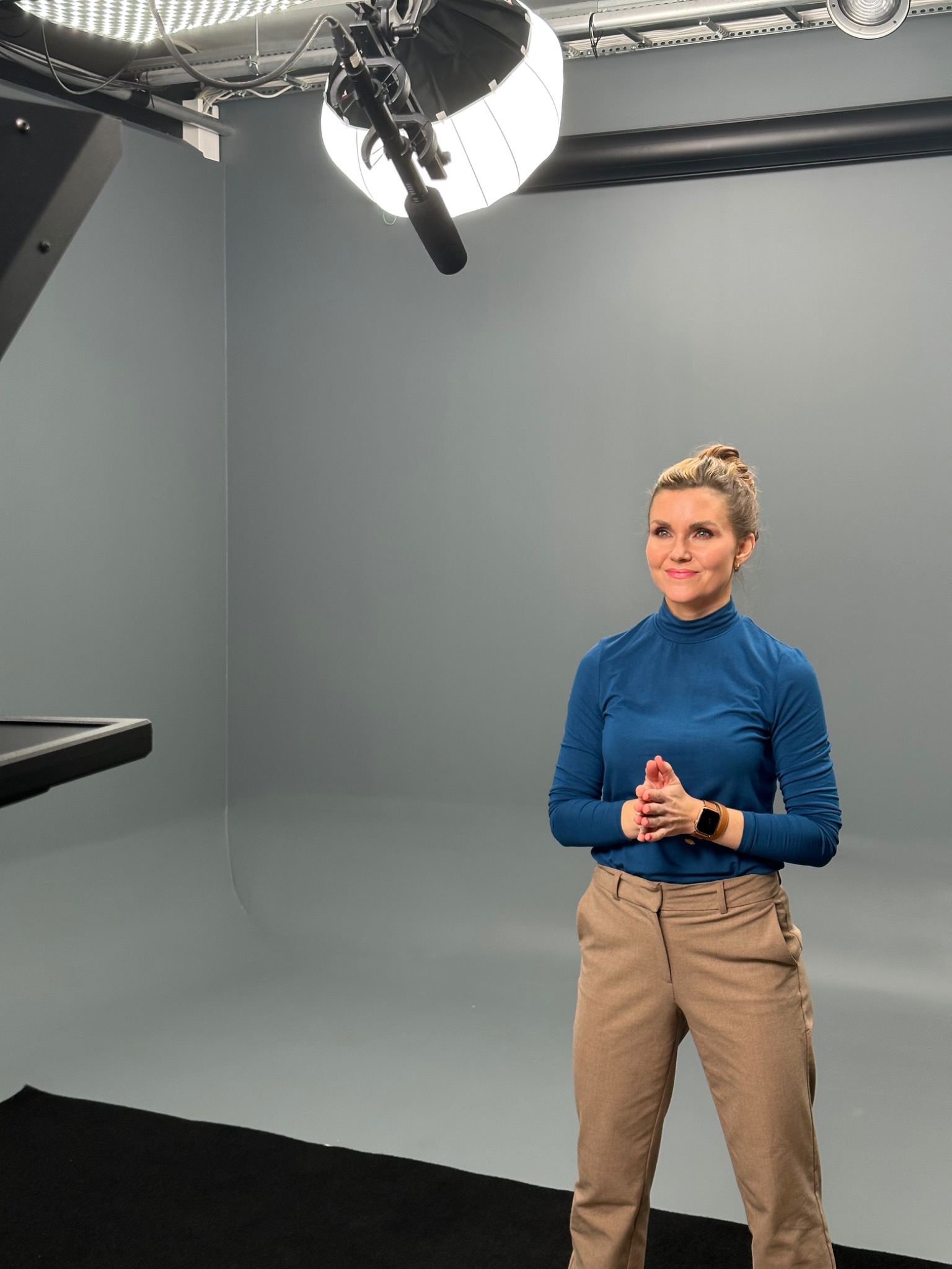 Camilla Hager i studio foran kamera og mikrofon